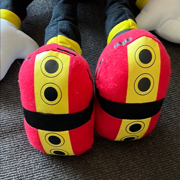 Sonic the Hedgehog Plush Backpack 22” - Picture 3 of 6